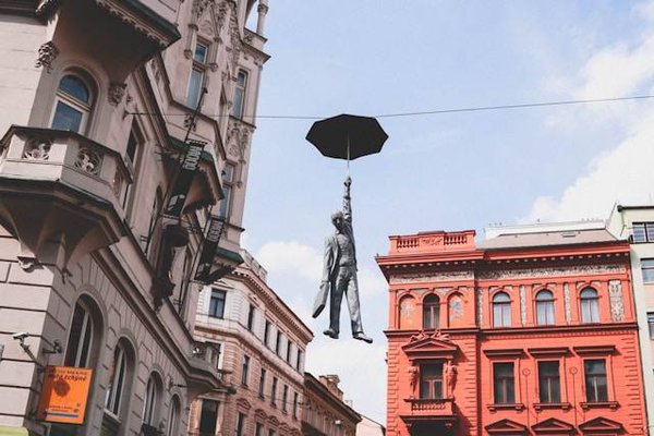 Comment l'art contemporain influence-t-il la scène culturelle de Madrid ?